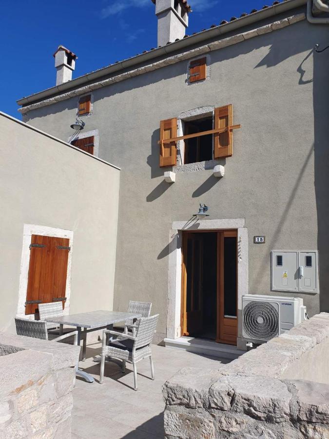 House Tuna Ustrine Buitenkant foto